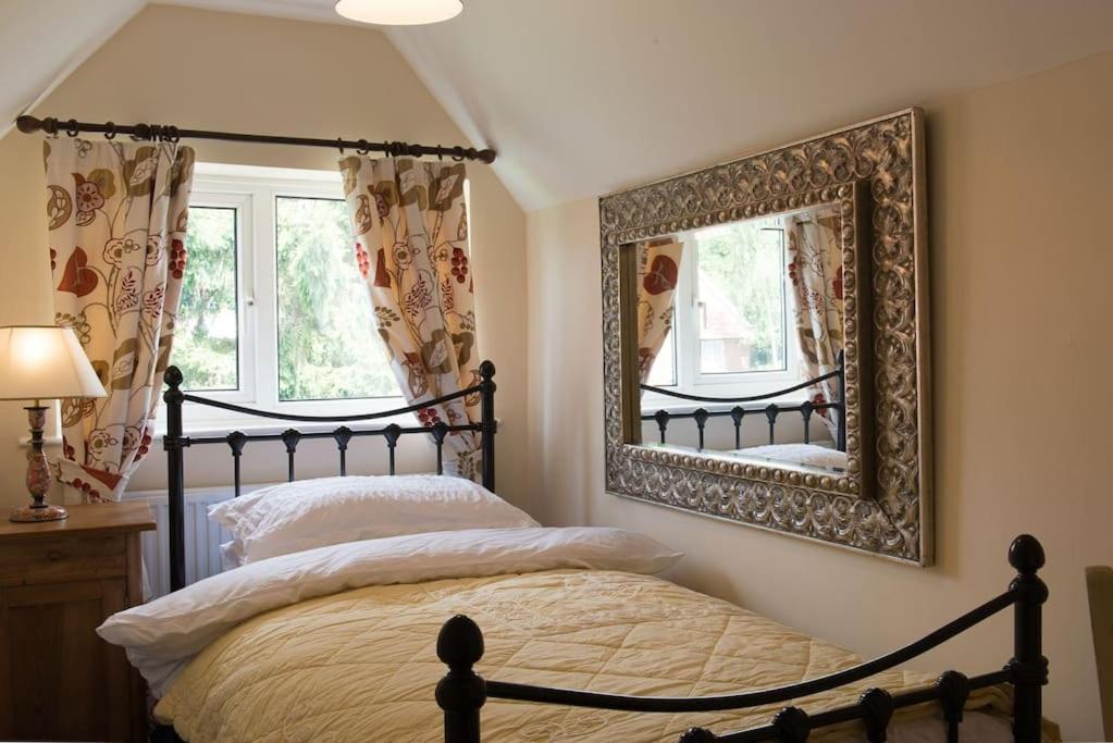 Meddlars A Historic Cottage On The Countryside Edge Of A Vibrant Market Town Hadleigh  Extérieur photo
