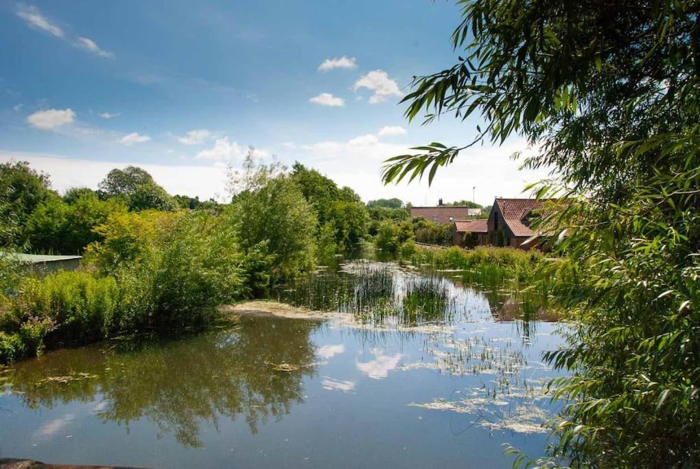 Meddlars A Historic Cottage On The Countryside Edge Of A Vibrant Market Town Hadleigh  Extérieur photo
